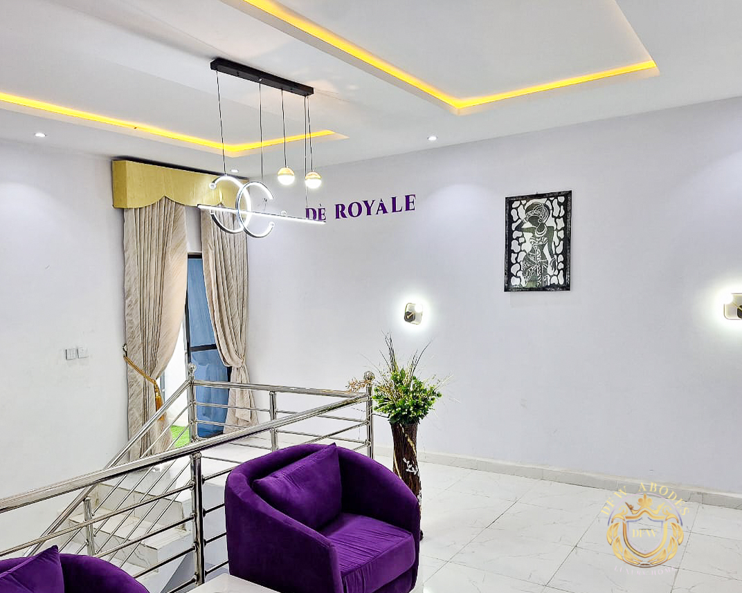 DE ROYALE – The Crown Jewel